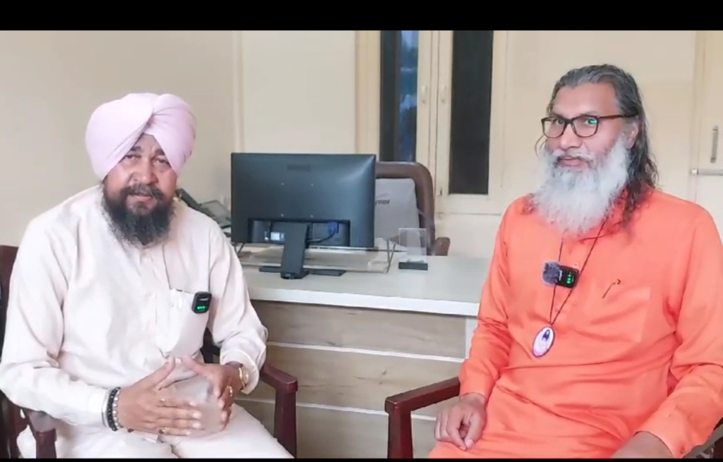 Senior journalist Daljit Ajanoha visited Divya Jyoti Jagrati Sansthan Nurmahal, had a special meeting with Swami Girdharanand Ji Maharaj.